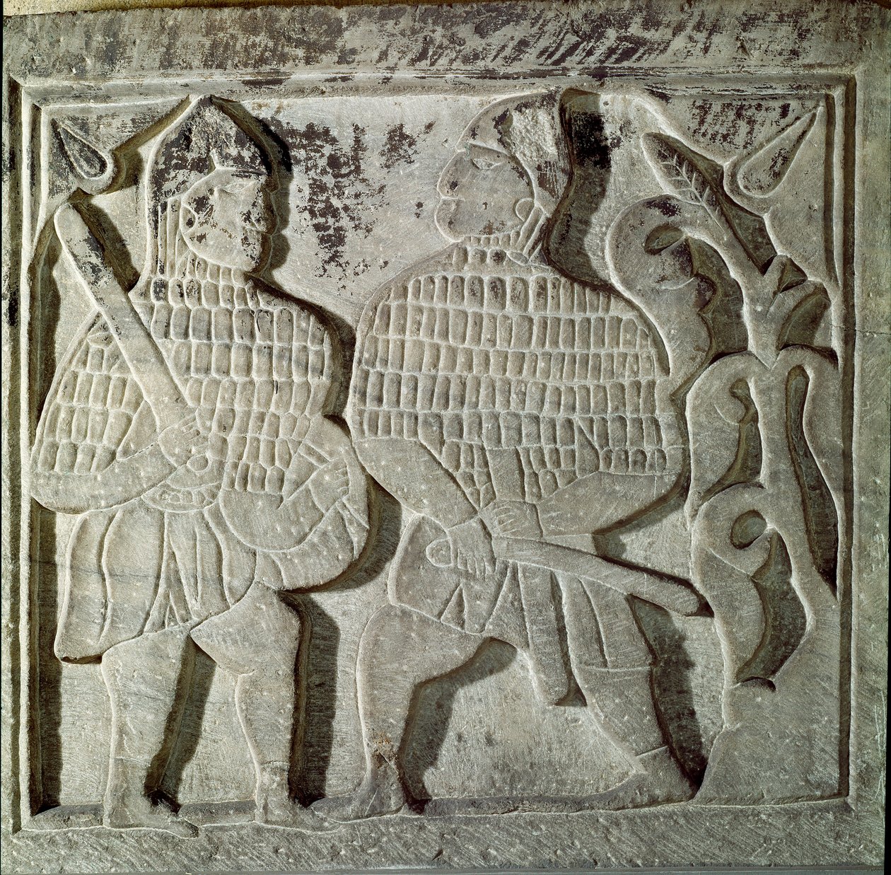 Seljukide Art (Seljukide eller Saljuqide): lavt relieff som representerer to krigere. Fra Konya, Tyrkia. 1200-tallet. Tyrkisk islamsk kunstmuseum, Istanbul av Dynasty Seljuq
