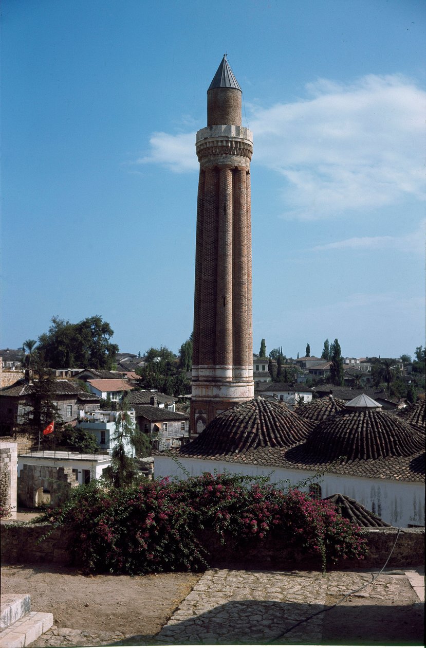 Utsikt over cannele-minareten til Yivli-moskeen (1230) av Dynasty Seljuq