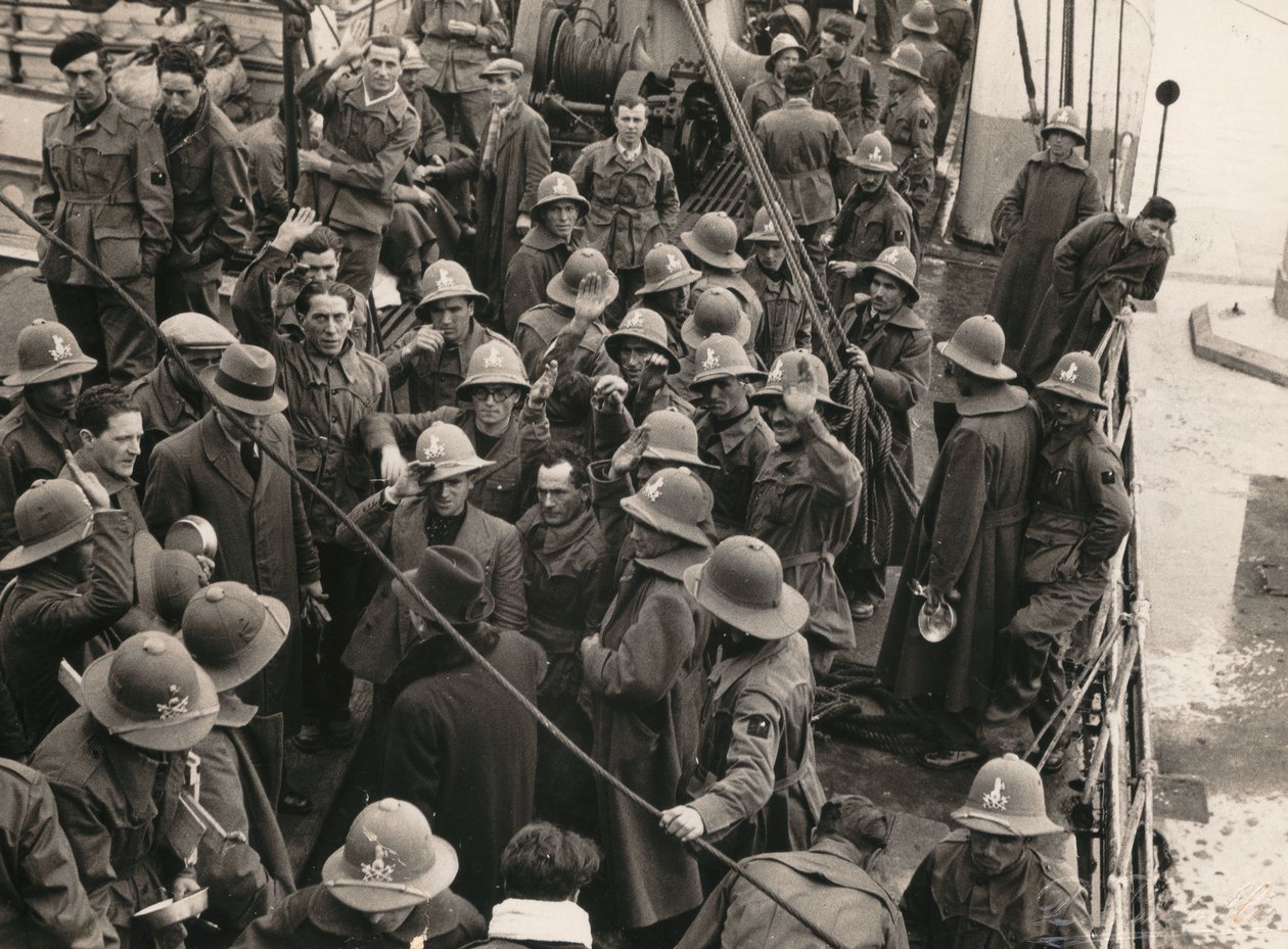 Album "MVSN- Blackshirts": Arbeiderfascister, innrammet i Centuries, drar til AOI (italiensk Øst-Afrika) til Genova (s/hv-bilde) av E. Binelli