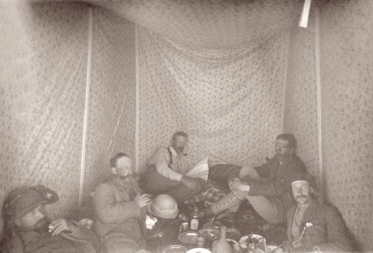 Medlemmer av Arabah Survey-ekspedisjonen i teltet deres, 1883 av E. Gordon Hull