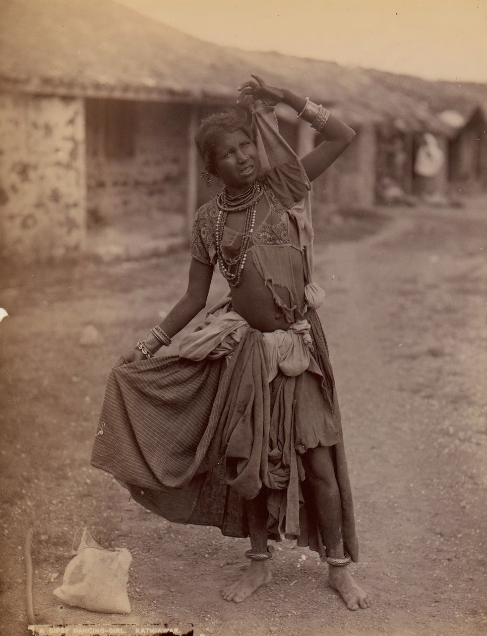 [A Gypsy Dancing-Girl, Kathiawar], ca. 1915.    1183766   no       norwegian Successfully Translated  Original: Tiger Sleeping at the Entrance to its Lair (Tigre couché à lentrée de son antre) Translat: Tiger Sleeping at the Entrance to its Lair (Tigre cou av E. Taurines