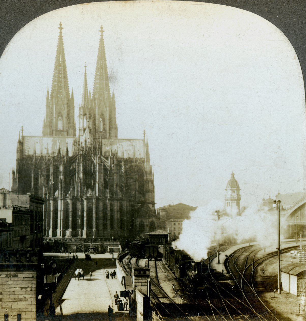 Kölnerdomen fra en jernbanebro, Köln, Tyskland. av E. W. Kelley