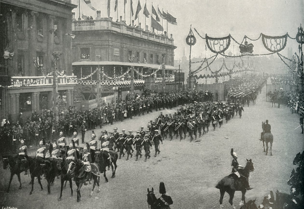 Sjøkontingenten krysser London Bridge inn i Southwark, London, 1897. av E. and S. Woodbury