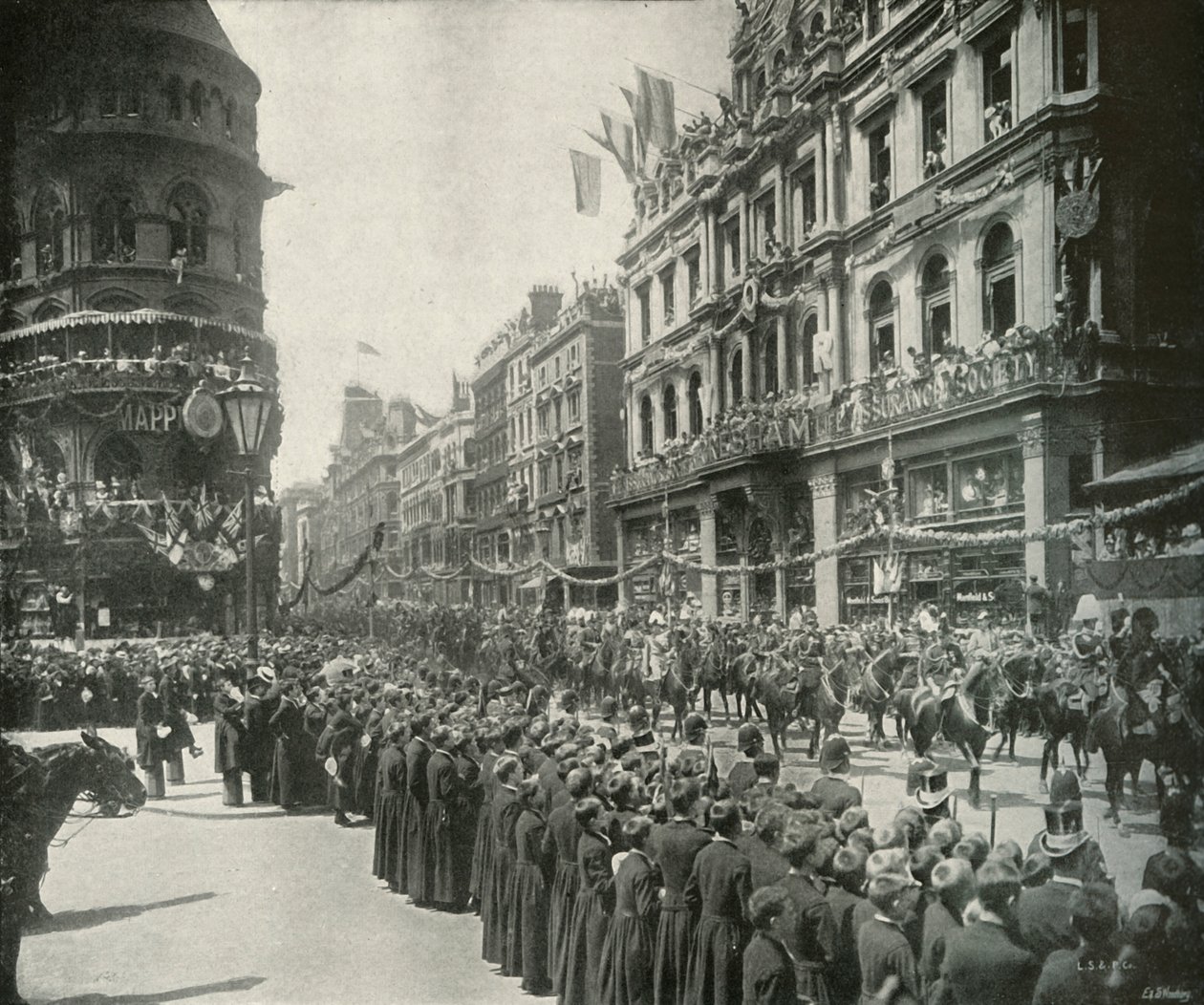 The Royal Procession: Passing the Eastern End of Cheapside, London, 1897 av E. and S. Woodbury