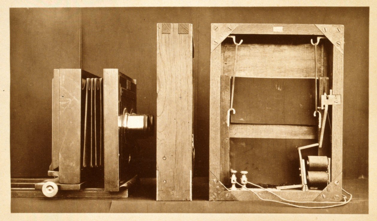 Kamera og bak på elektrolukker brukt av Eadweard Muybridge til å filme sin 'Animal Locomotion'-serie, ca. 1881 av Eadweard Muybridge
