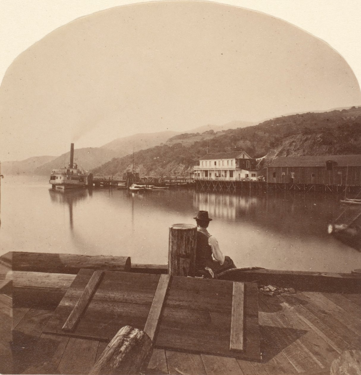 Sausalito fra N.P.C.R.R. Wharf, ser sørover, ca. 1868. av Eadweard Muybridge
