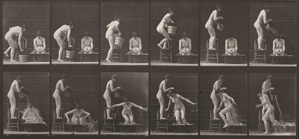 Plansje nr. 406. Kvinne heller en bøtte vann over en annen kvinne av Eadweard Muybridge