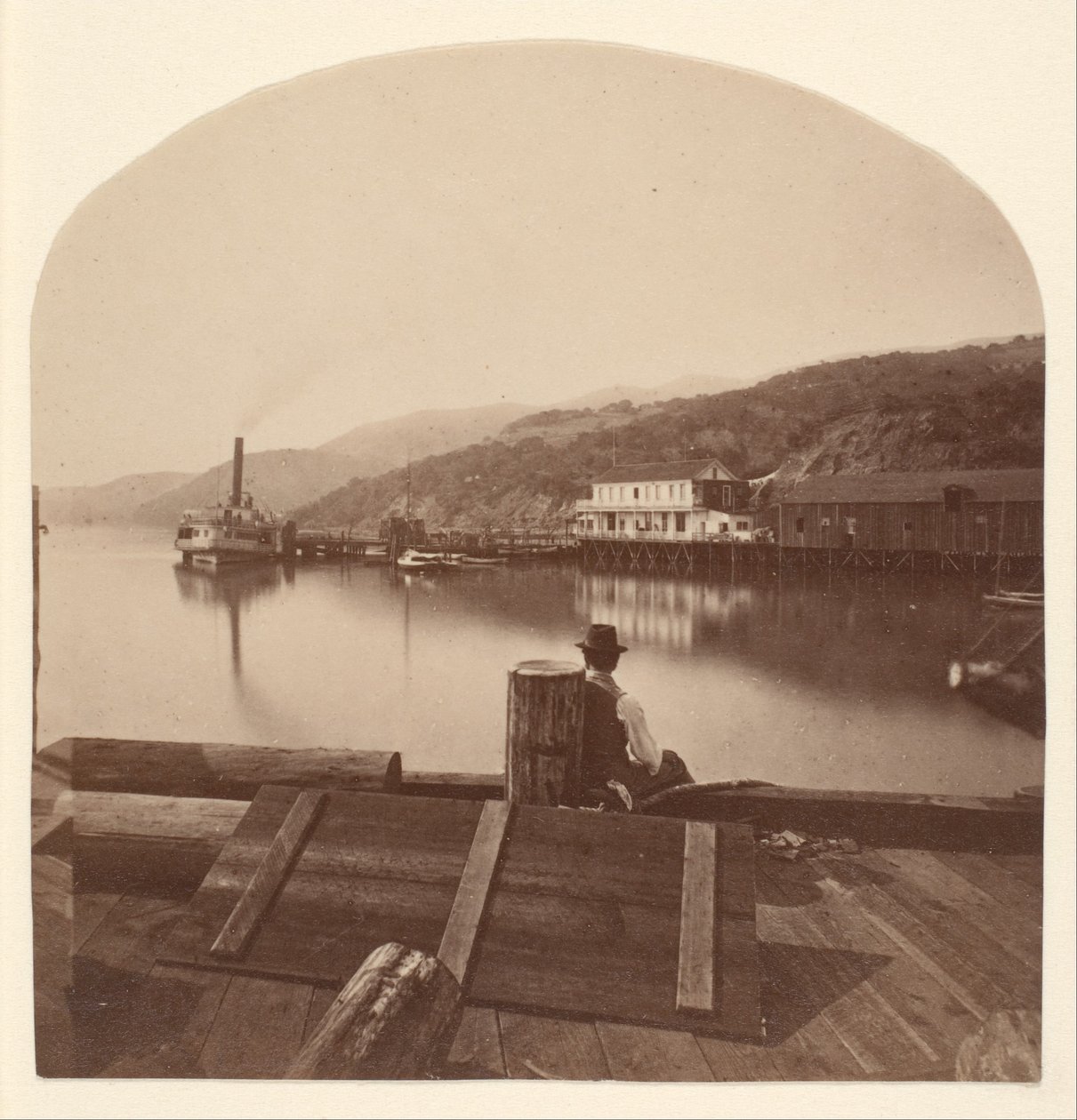 Sausalito fra N.P.C.R.R.-kaien, sett mot sør av Eadweard Muybridge