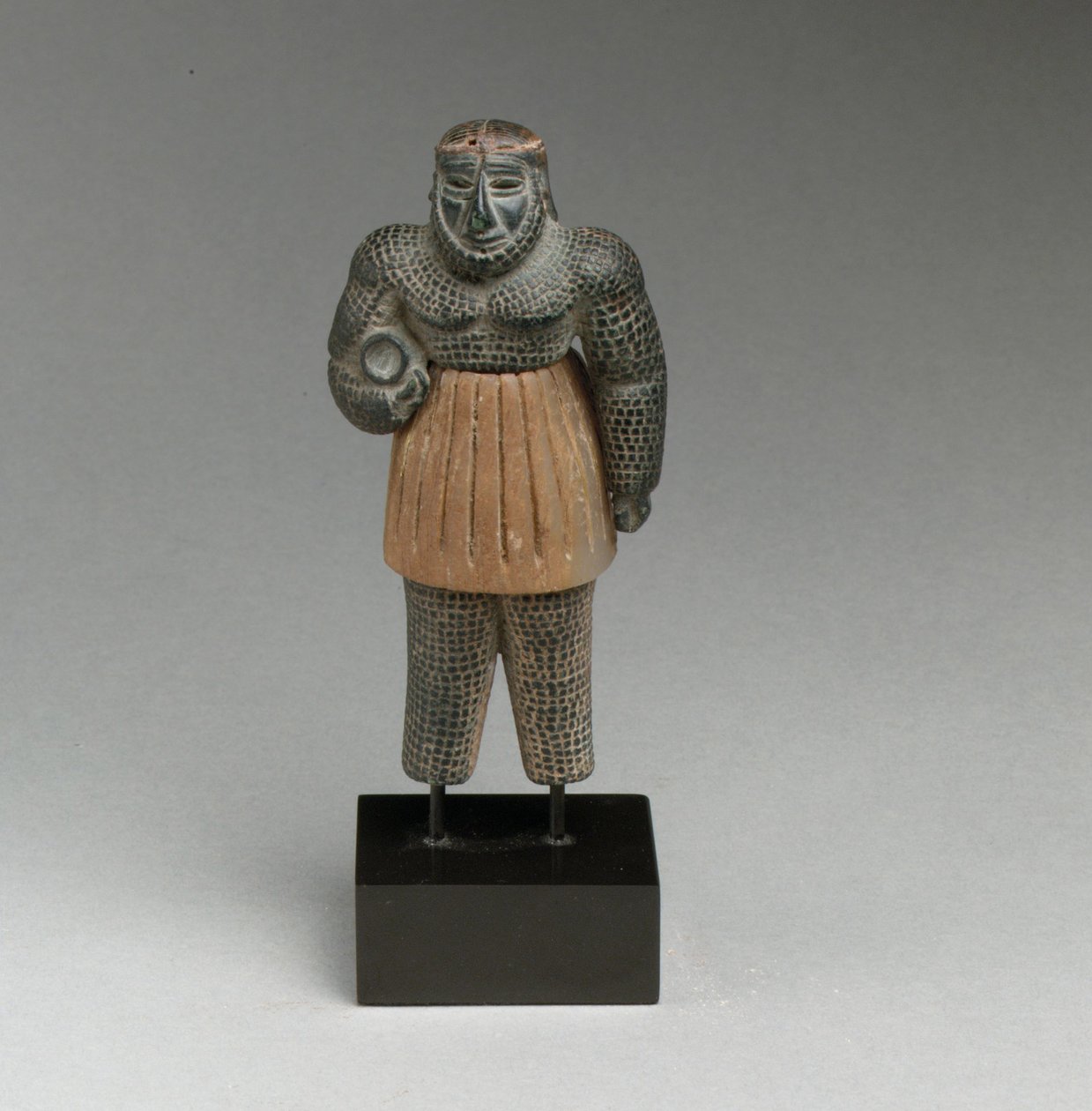 Uhyrlig mannsfigur (kloritt, kalsitt, gull, jern) av Early Bronze Age