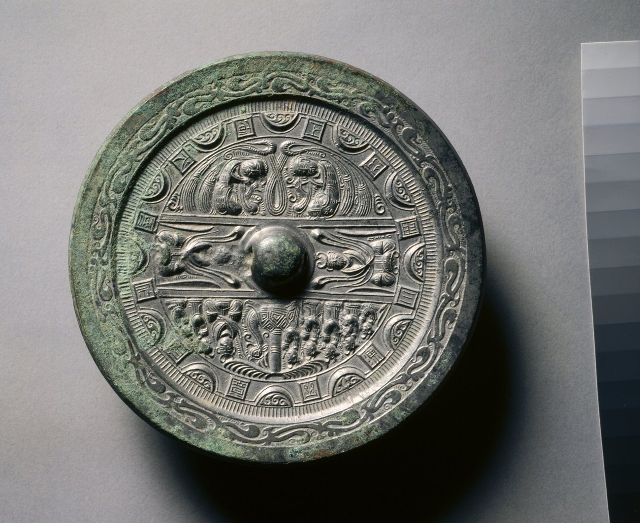 Speil med guddommer og konger i tre seksjoner omgitt av ringer av firkanter og halvsirkler (bronse) av Eastern Han Dynasty Chinese School