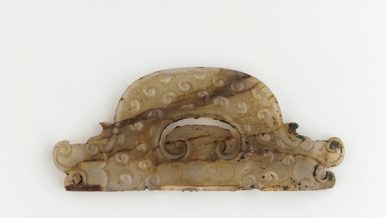 Halvsirkelformet plakett med dragehoder i endene, 5.-4. århundre f.Kr av Eastern Zhou Dynasty Chinese School