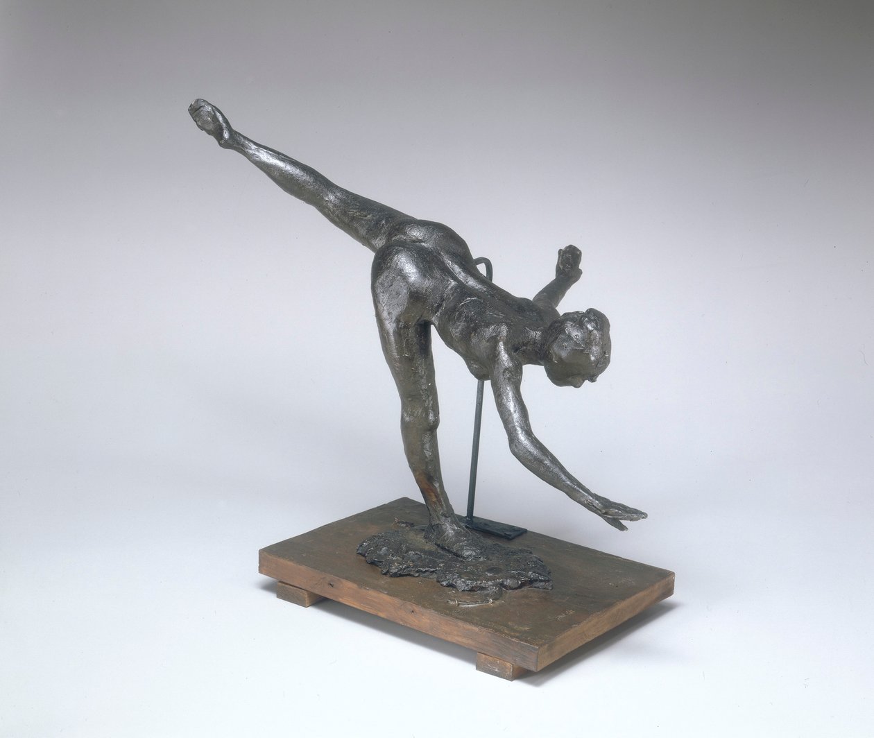 Grande Arabesque, Third Time (First Arabesque Penche) ca. 1885-1890 (grønnbrun og svart plastiline) av Edgar Degas