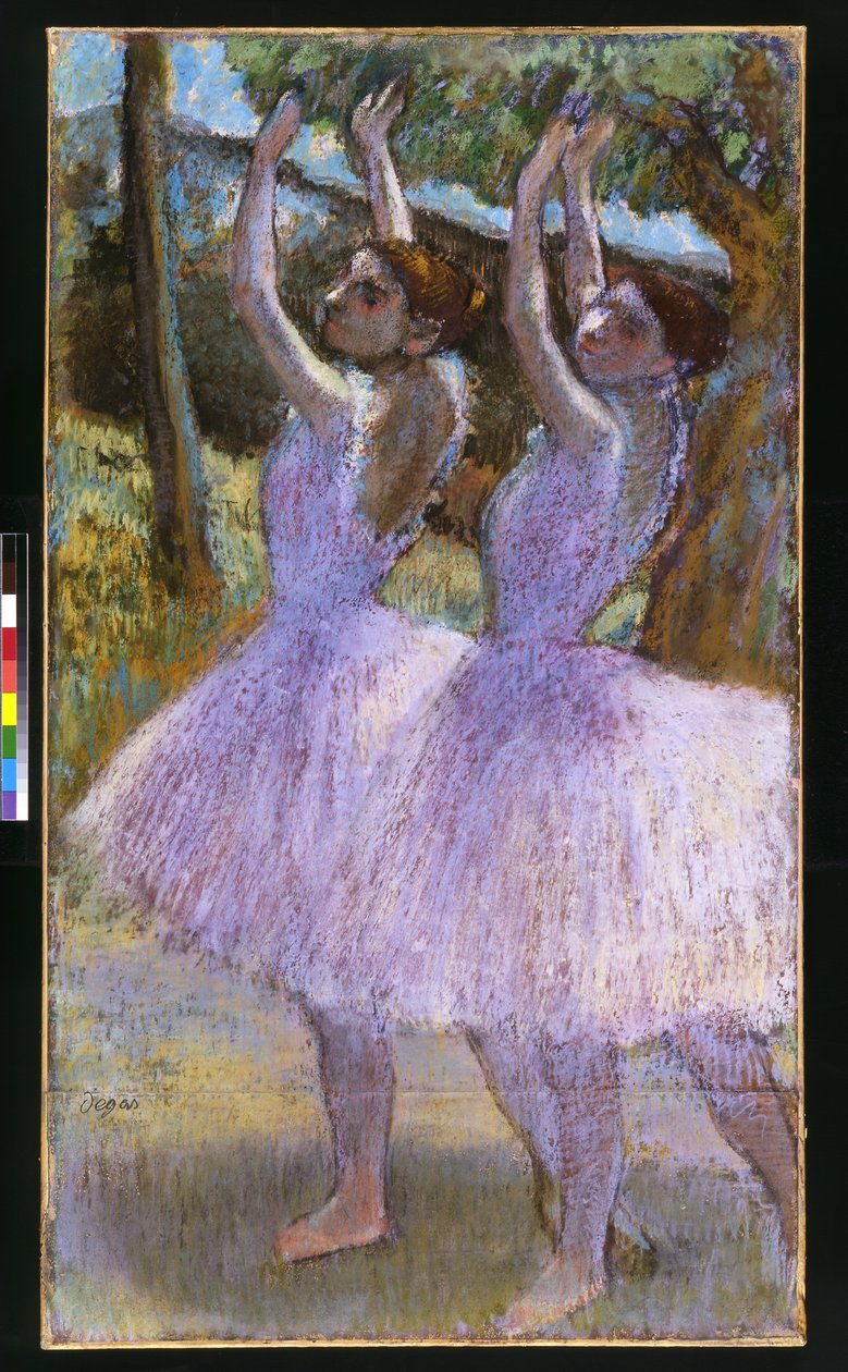 PD.2-1979 Dansere i fiolette kjoler, armene hevet, ca. 1900 (pastell og svart kritt på papir) av Edgar Degas
