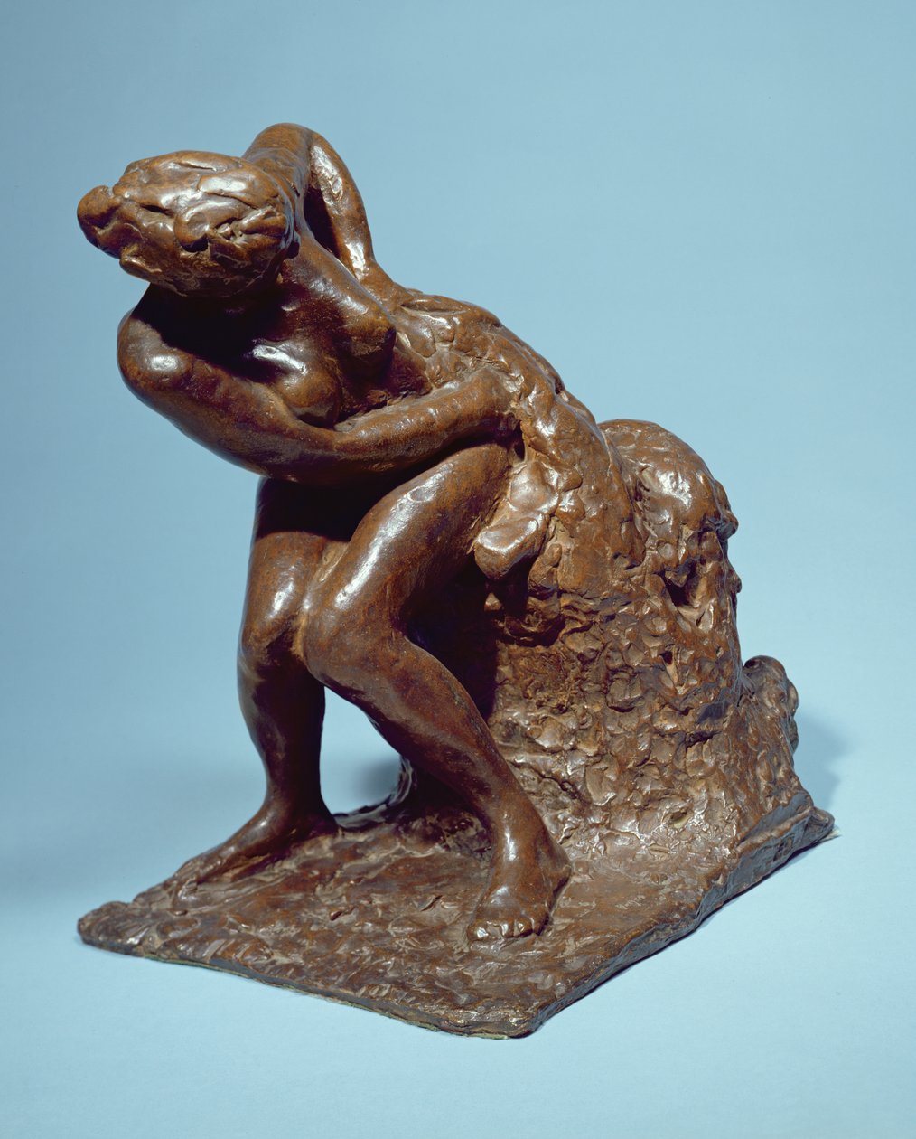 Kvinne sitter og tørker venstre side (bronse) (se også 351902) av Edgar Degas