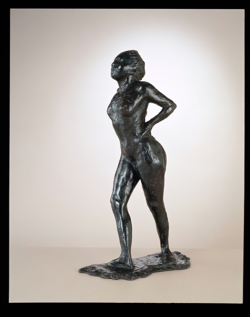 Danser i hvile, hender på hofter, høyre ben fremover, ca. 1881-1890 kastet 1919-1925. av Edgar Degas