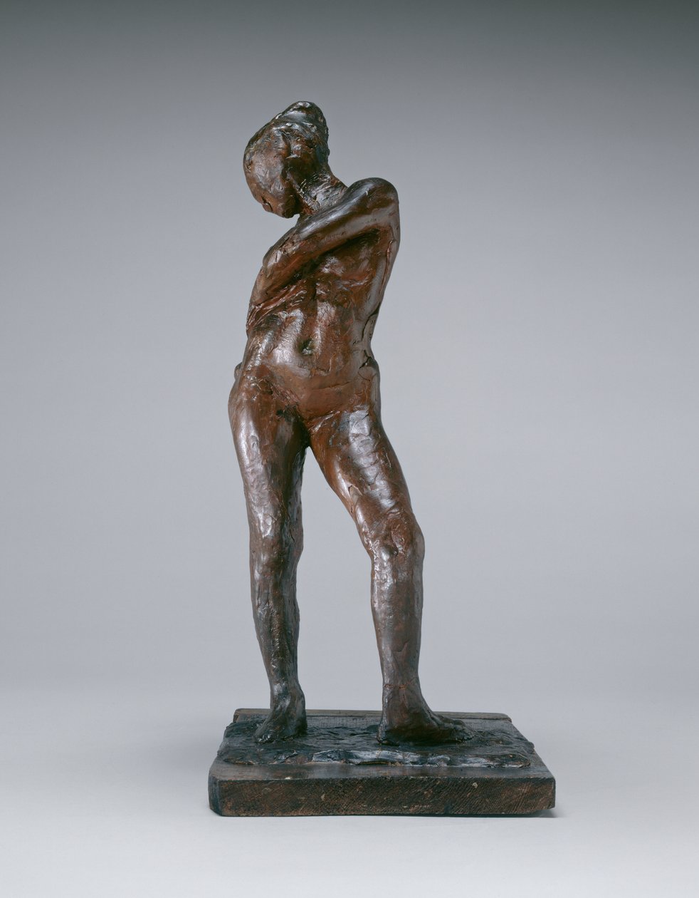 Dancer Fastening the String of Her Tights, ca. 1885-1890 (pigmentert bivoks, plastiline, metallarmatur, kork, på trebunn) av Edgar Degas