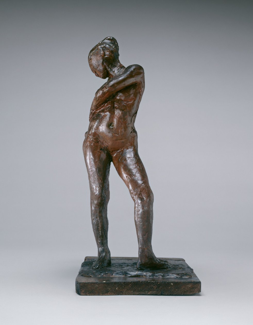 Danser fester strengen til strømpebuksene hennes, ca. 18851890. av Edgar Degas