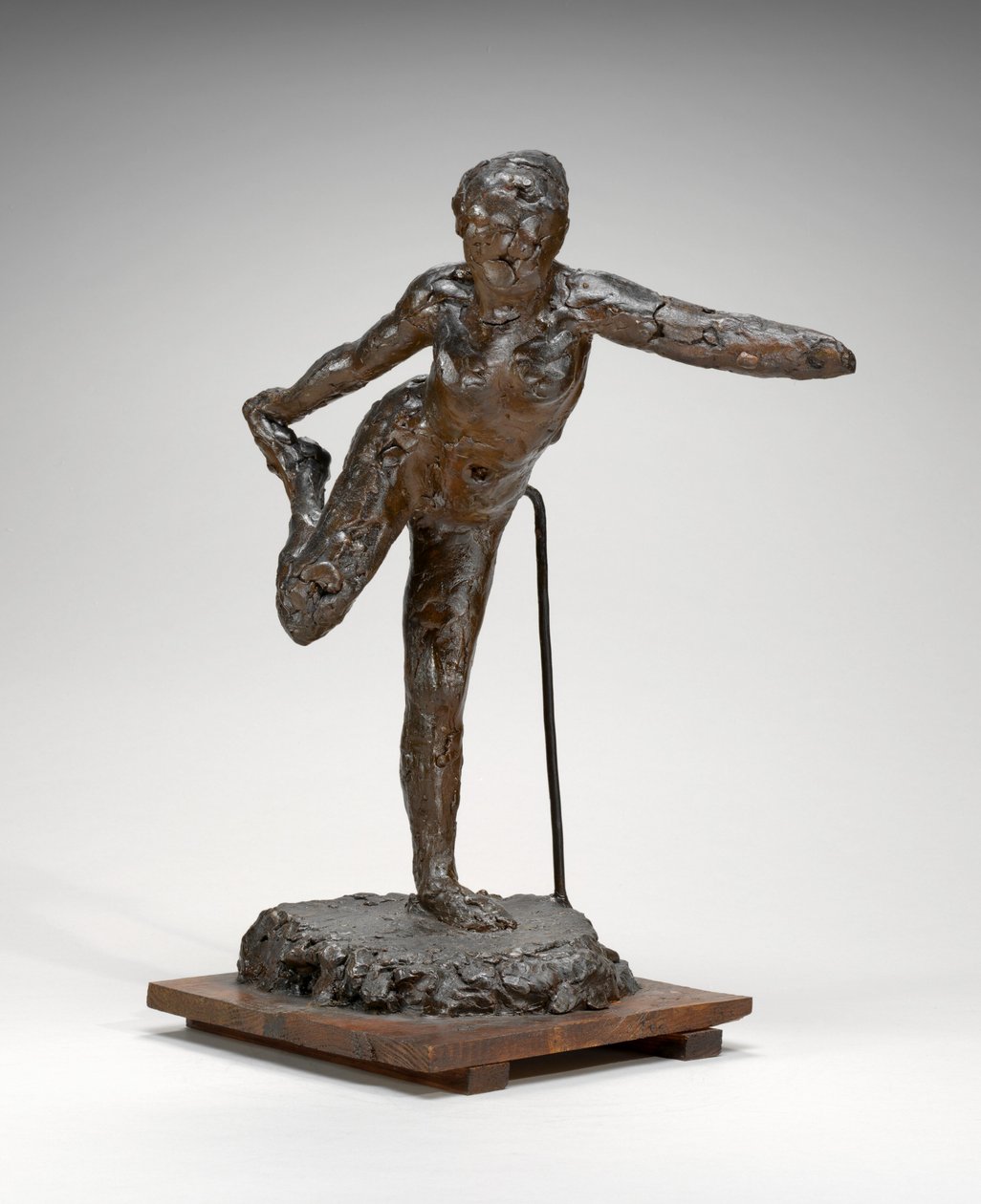 Danser holder høyre fot i høyre hånd, muligens 19001911. av Edgar Degas