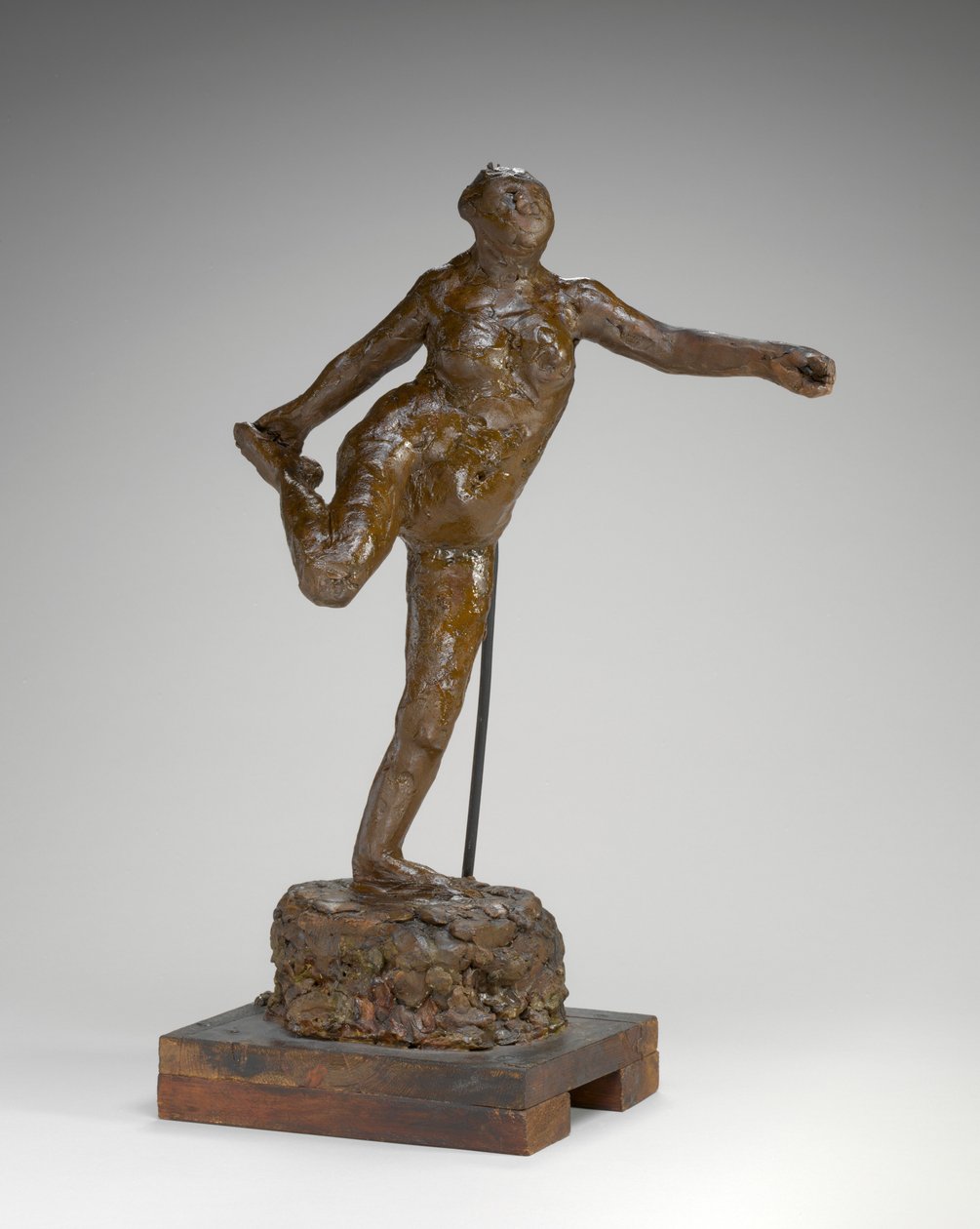 Danser holder høyre fot i høyre hånd, muligens 19001911. av Edgar Degas