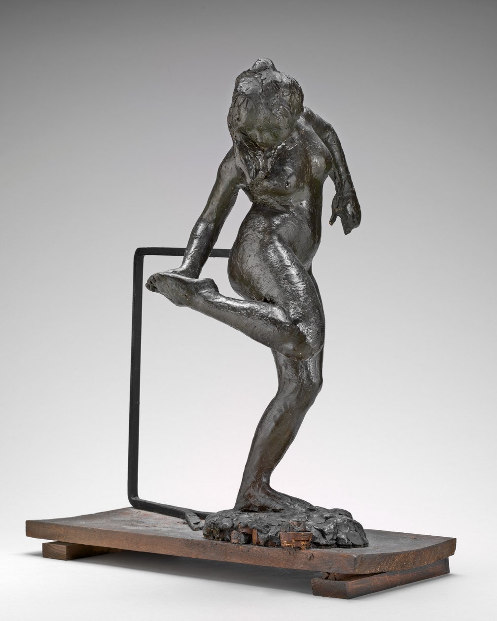 Danser ser på sålen på høyre fot, ca. 1890-tallet. av Edgar Degas