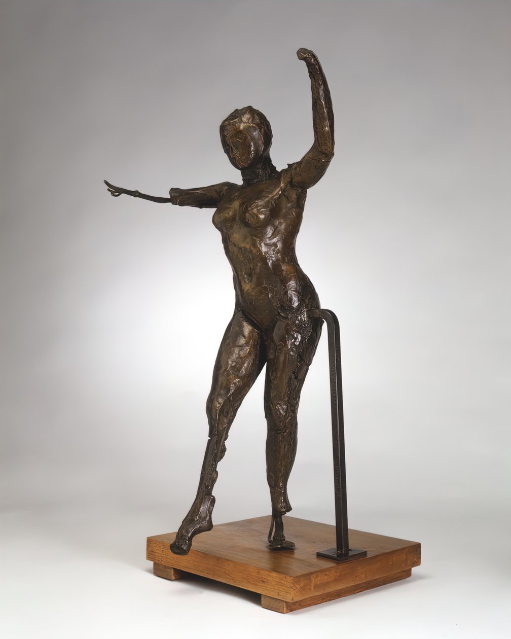 Danser beveger seg fremover, armer hevet, høyre ben fremover, ca. 1882-1895 kastet 1919-1932. av Edgar Degas