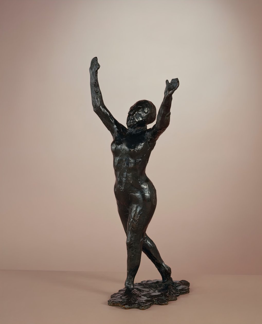 Danser beveger seg fremover, armene hevet, ca. 1882-1898 kastet ca. 1919-1931. av Edgar Degas