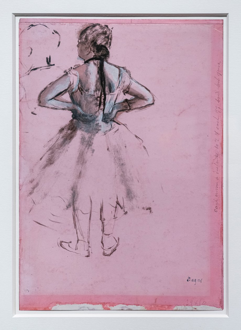 Danser, bakfra, hender på hofter. Omkring 1873. Oljemaleri, på papir av Edgar Degas