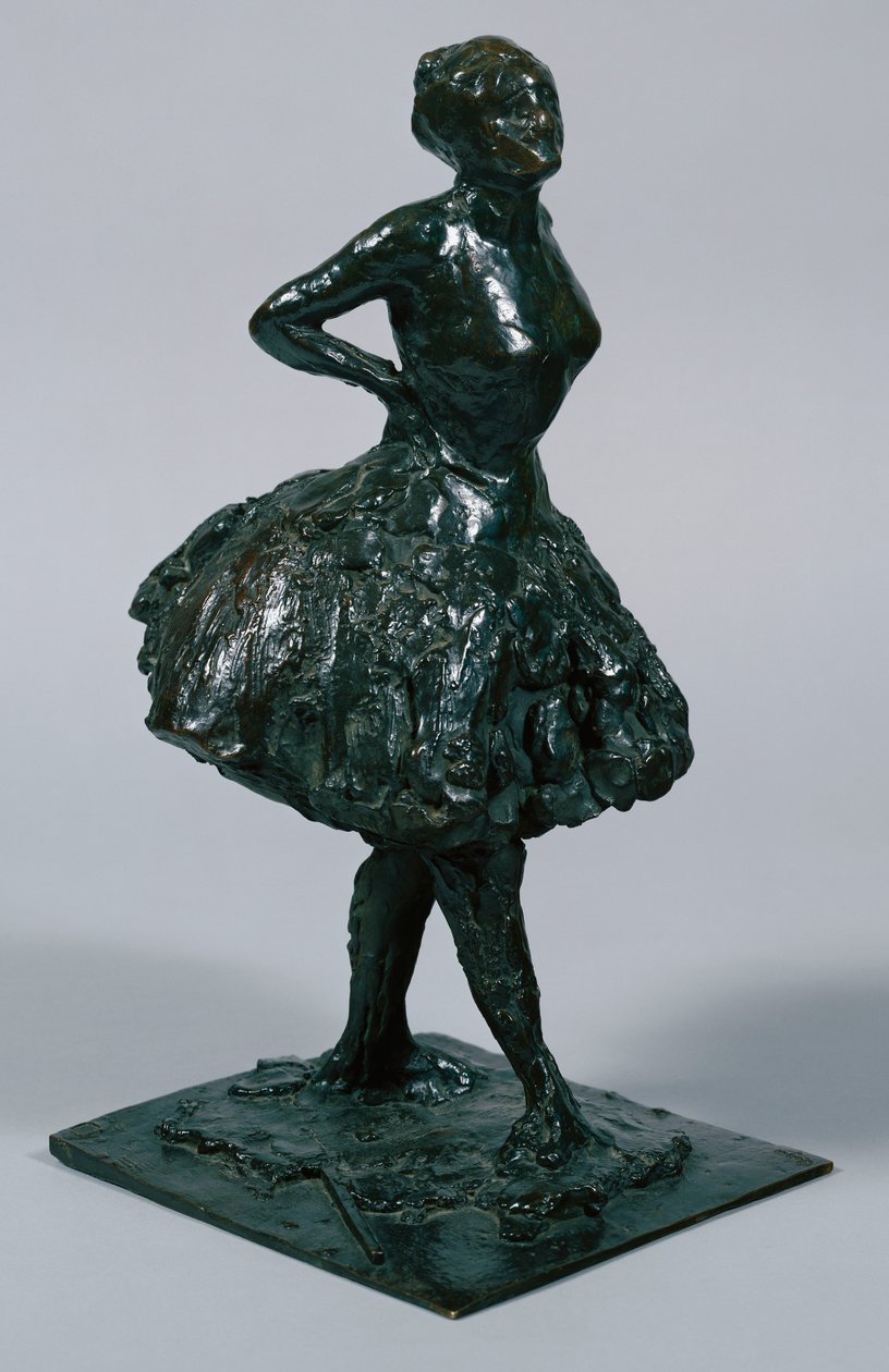 Danser i uformell kjole, hendene på hoftene, høyre ben fremover, støpt ca. 1919-21 av Edgar Degas