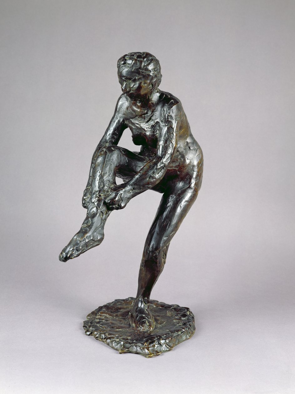 Danser tar på seg strømpene (bronse) av Edgar Degas