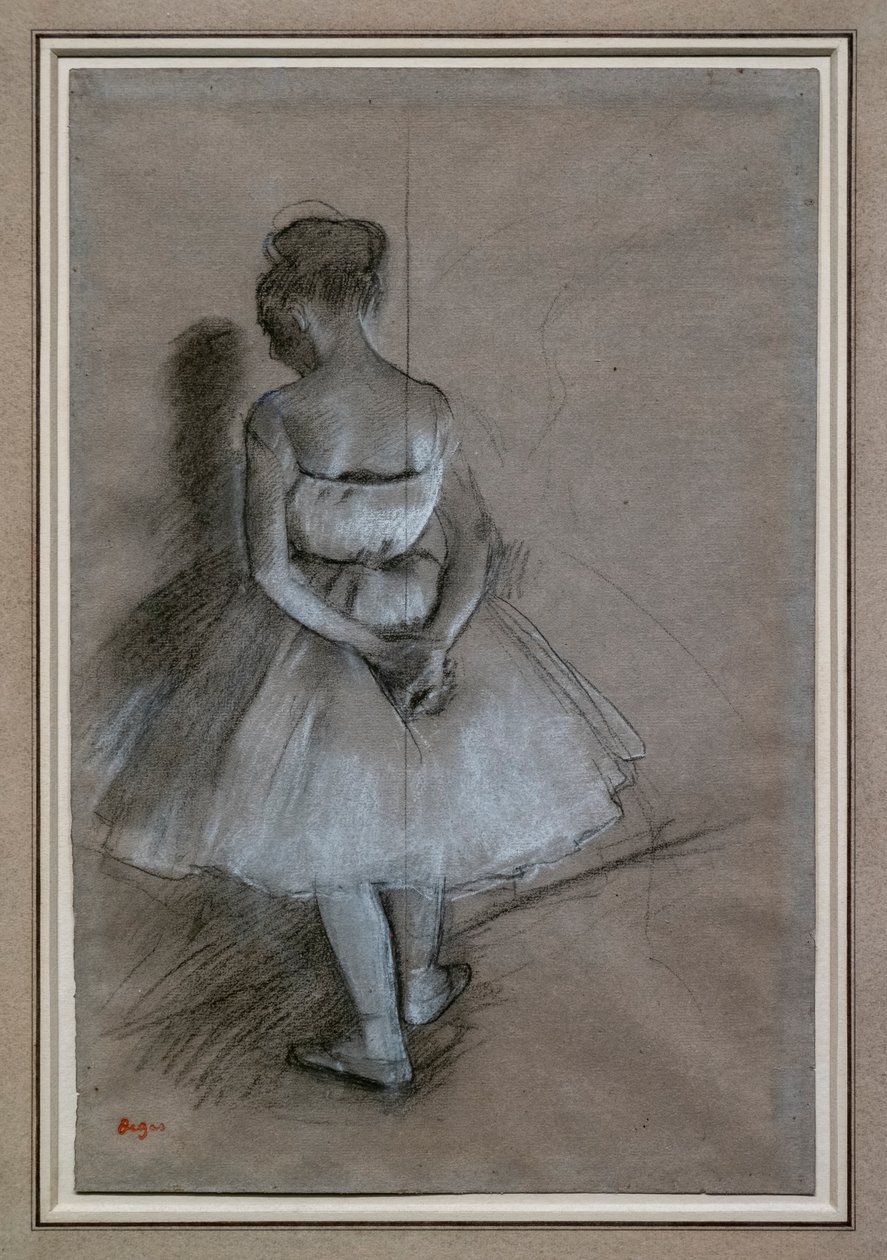 Danser står med hendene i kryss bak ryggen. 1874. Blyant, hvite gouache-høydepunkter på papir. David Lachenmann-samlingen. av Edgar Degas