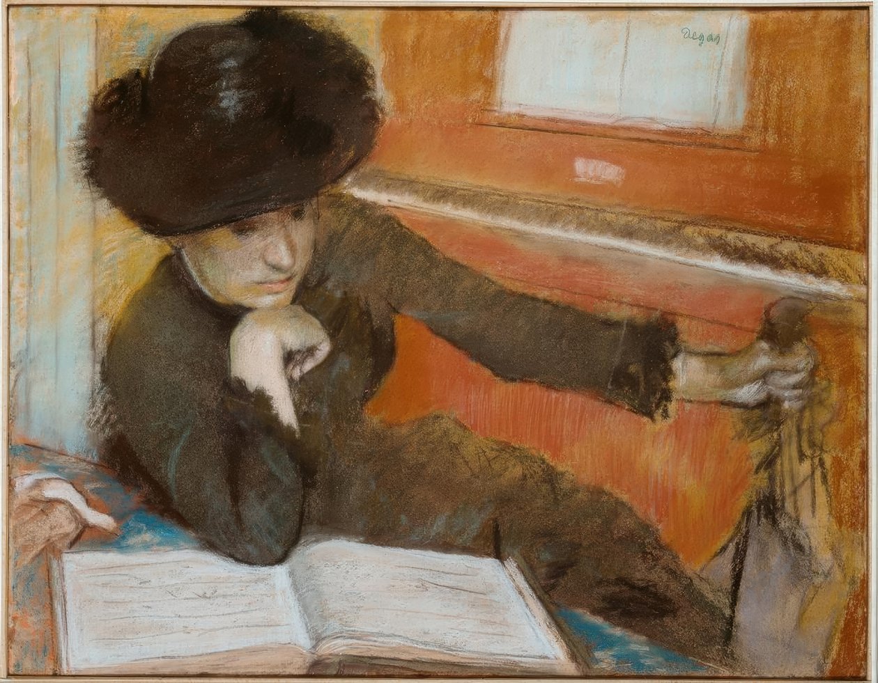 Kvinne sitter foran et piano av Edgar Degas