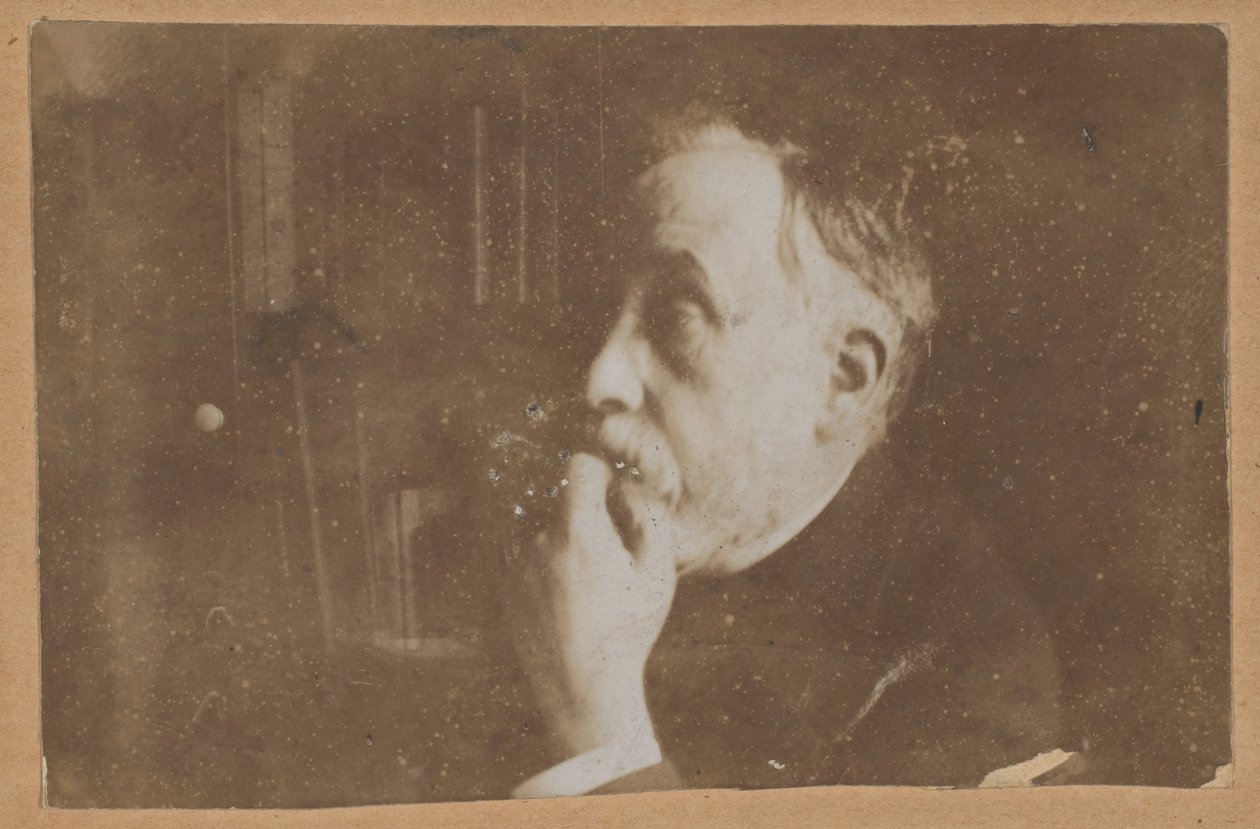[Selvportrett i biblioteket (hånd mot haken)] av Edgar Degas
