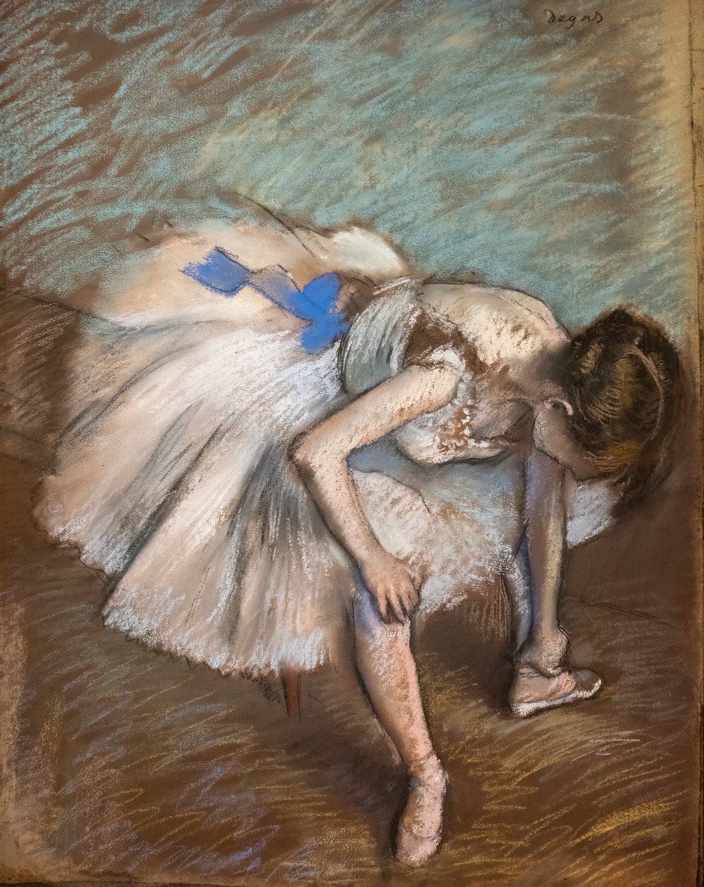 Sittende danser som masserer foten. 1881-1883. Pastell på brunt papir limer på papp. av Edgar Degas