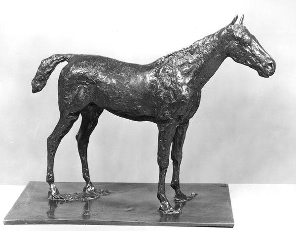 Stående hest (bronse) (s/hvitt bilde) av Edgar Degas