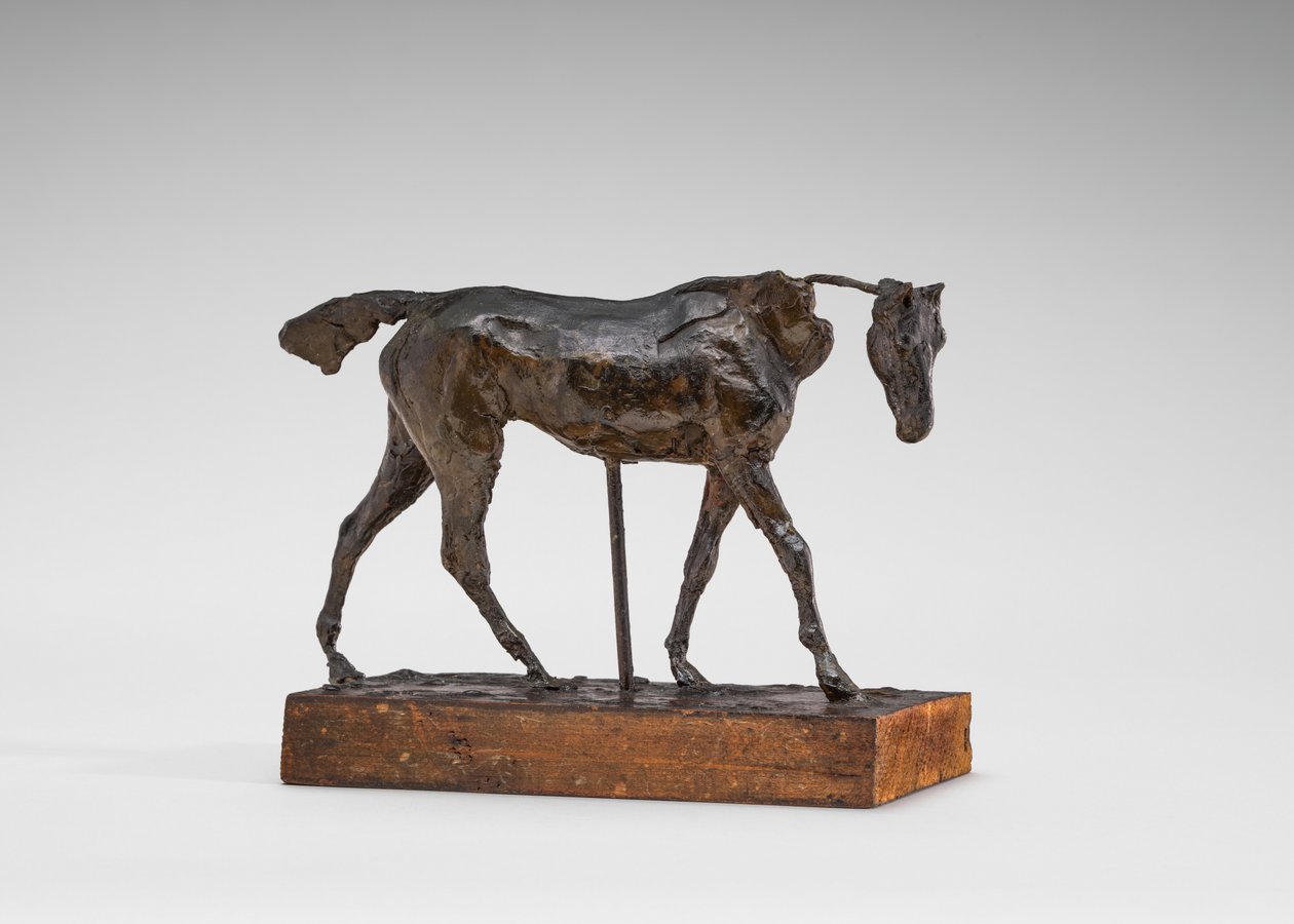Fullblods hestevandring, en del av halsen mangler, tidlig på 1870-tallet. av Edgar Degas