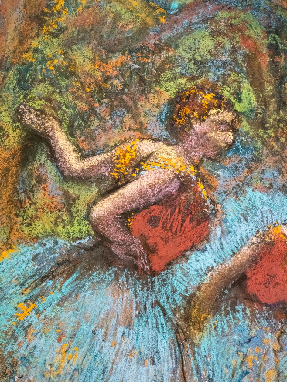 Tre dansere (blå skjørt, røde corsages) (detalj). Rundt 1903. Pastell på papirlim på papp. av Edgar Degas