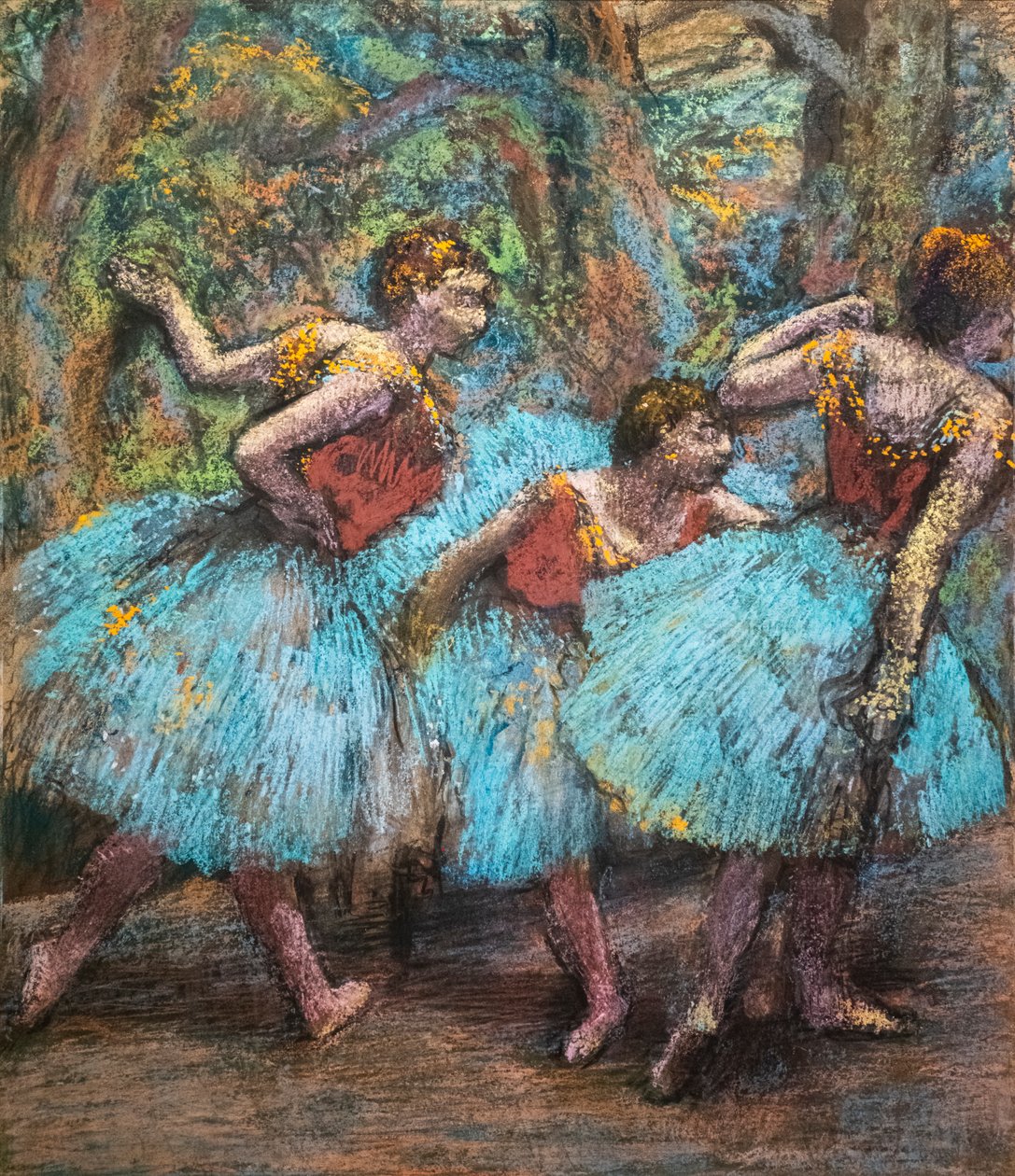 Tre dansere (blå skjørt, røde corsages). Rundt 1903. Pastell på papirlim på papp. av Edgar Degas
