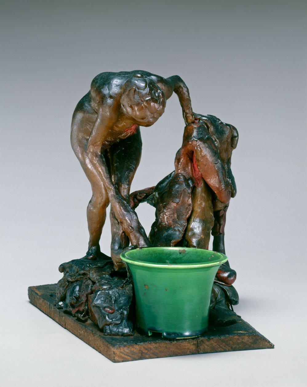 Kvinne vasker venstre ben, ca. 1890 (bivoks, metallarmatur, keramikk, på trebunn) av Edgar Degas