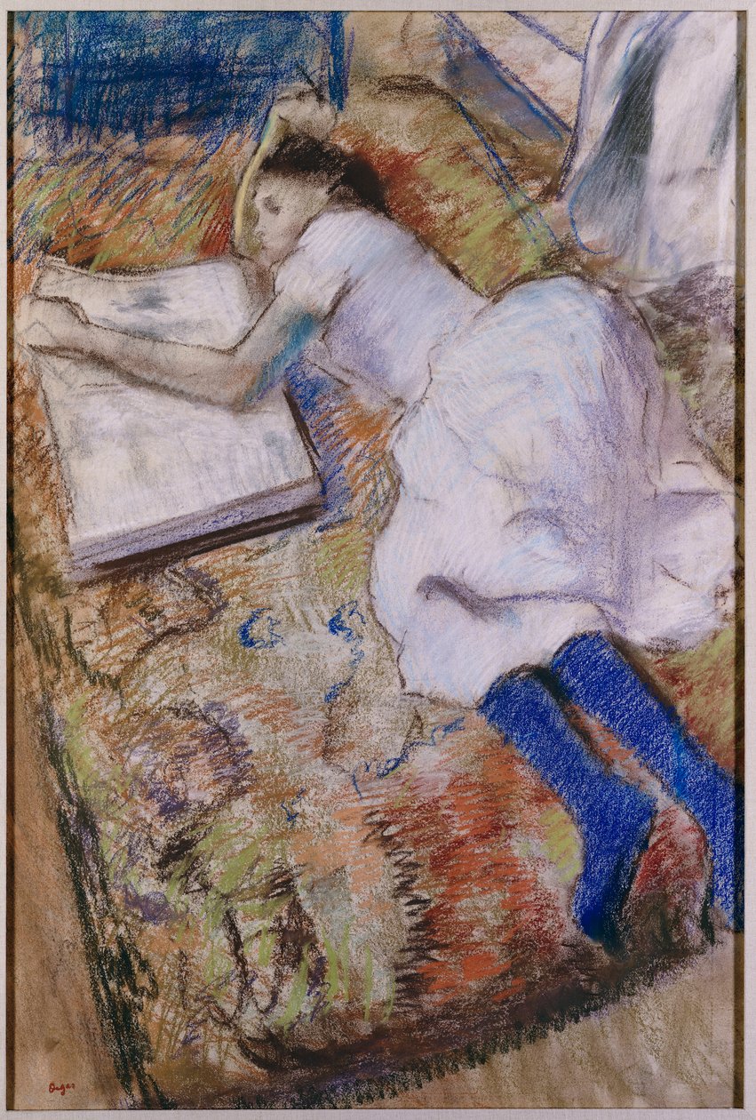 Ung jente strakte seg ut og så på et album, ca. 1889 av Edgar Degas