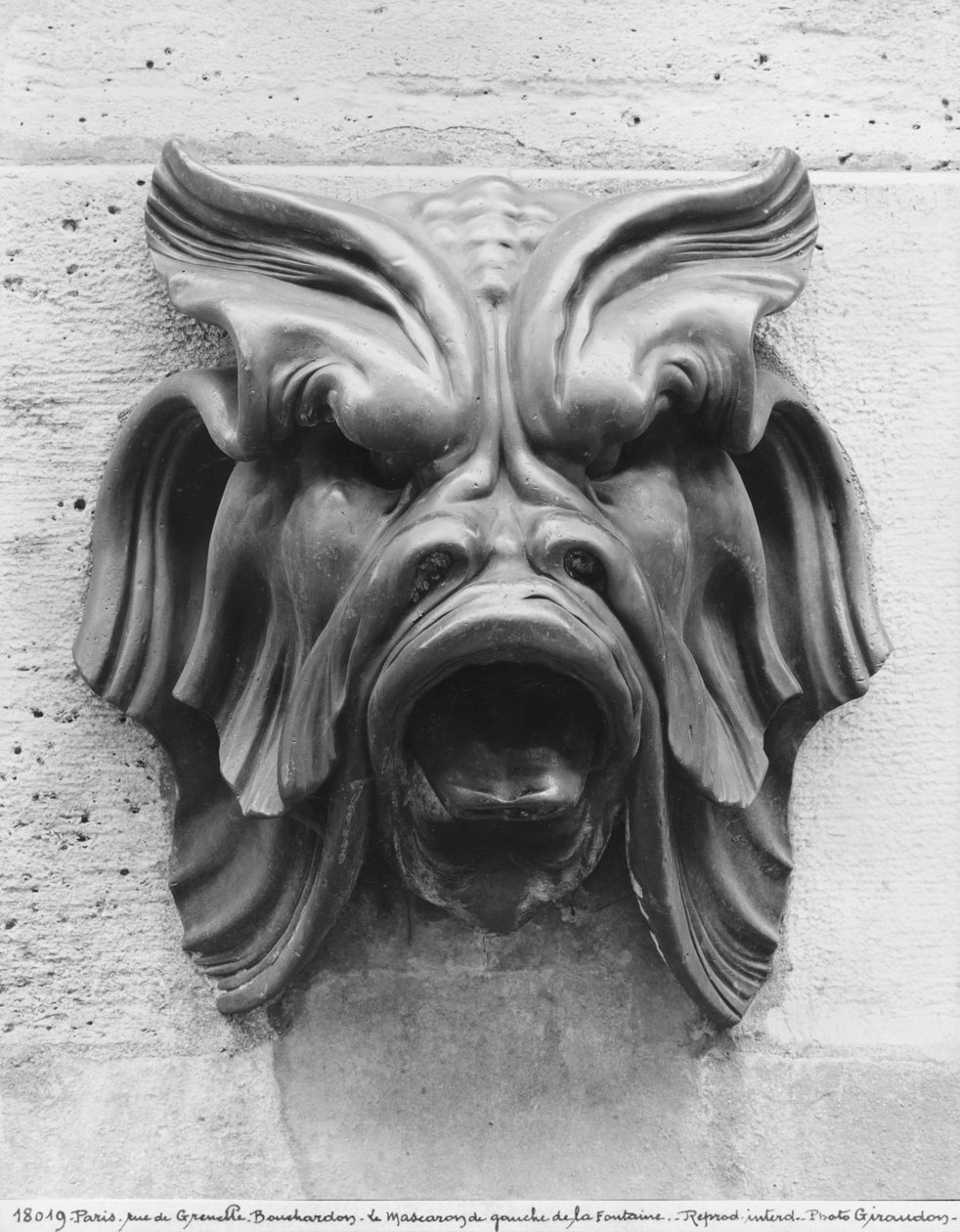Fountain of the Four Seasons, rue de Grenelle, detalj av venstre groteske maske, 1739-46 se også 346093, 346094, 346095, 346096 bronse bw-foto av Edmé Bouchardon