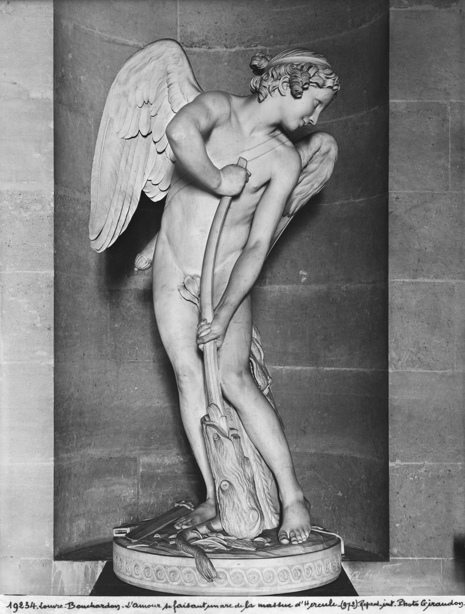 Amor skjærer ut buen fra Hercules-klubben, 1747-50 (se også 346092) (marmor) av Edmé Bouchardon