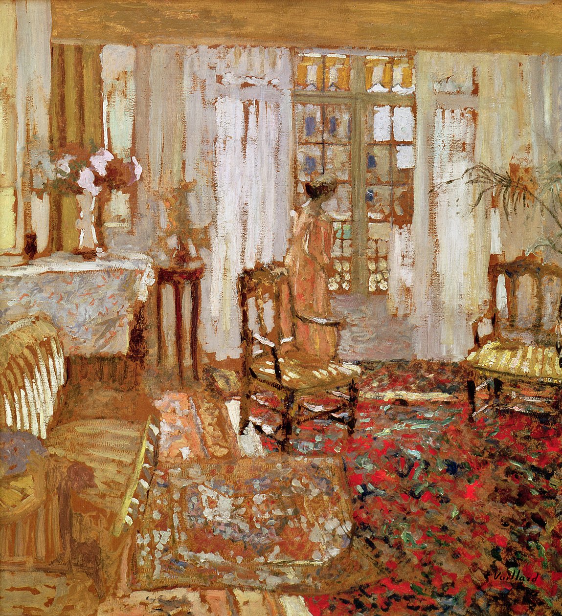 Interiør med en kvinne i gult foran et vindu av Edouard Vuillard