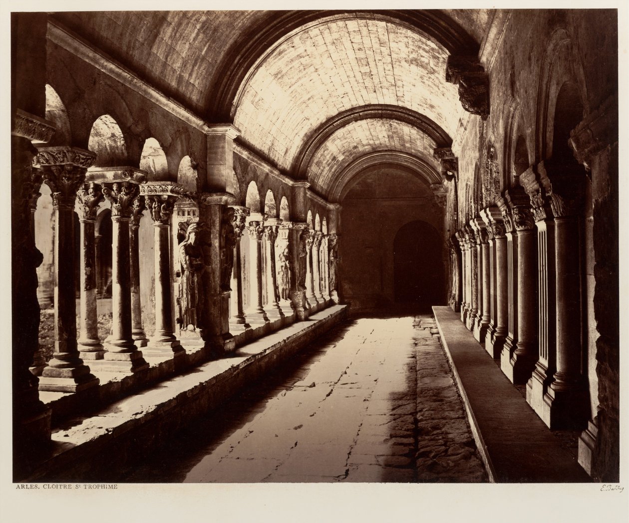 Arles, klostergården ved Saint-Trophime av Édouard Baldus
