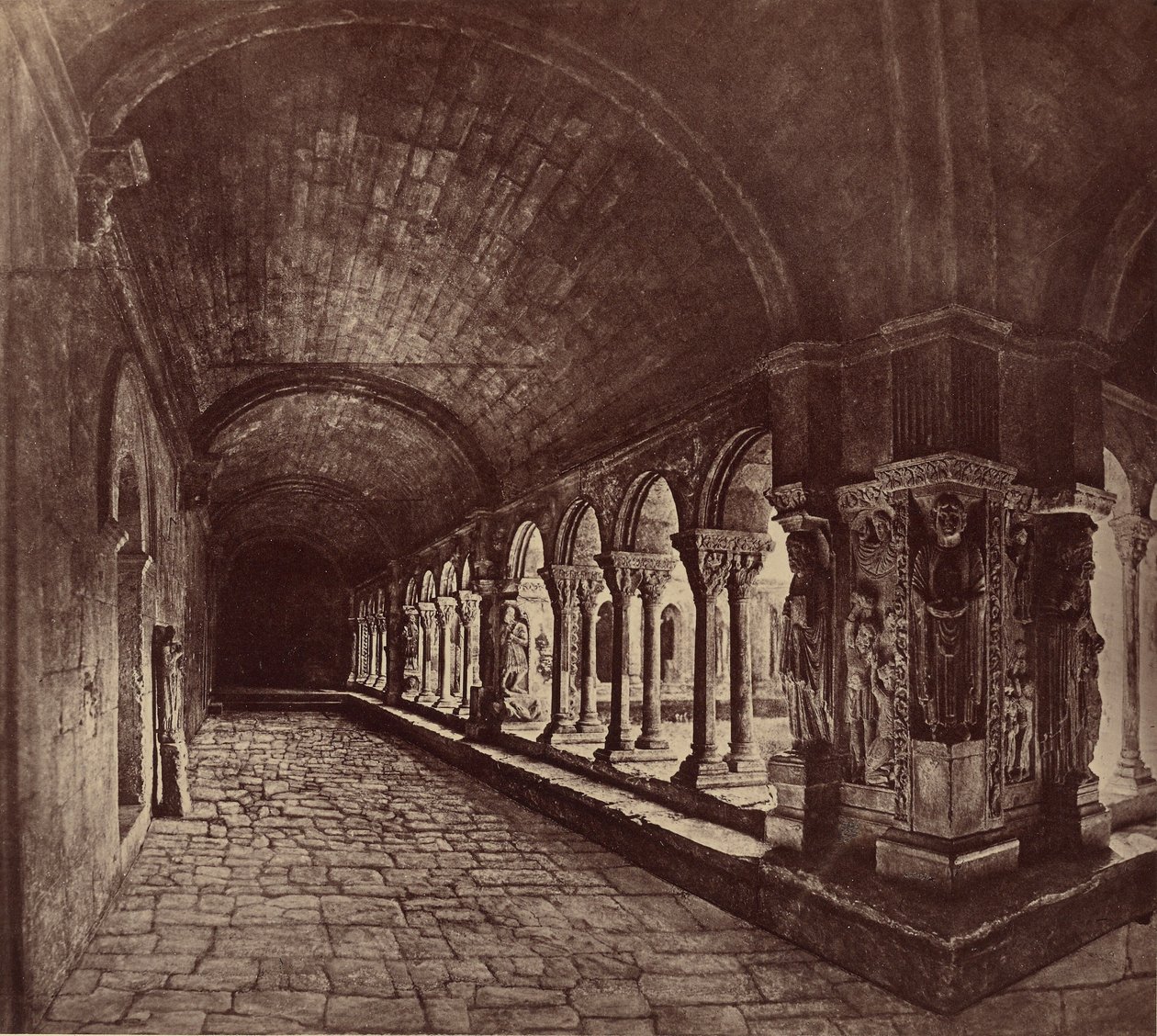 Arles. Klostergangen i Saint-Trophime. av Édouard Baldus
