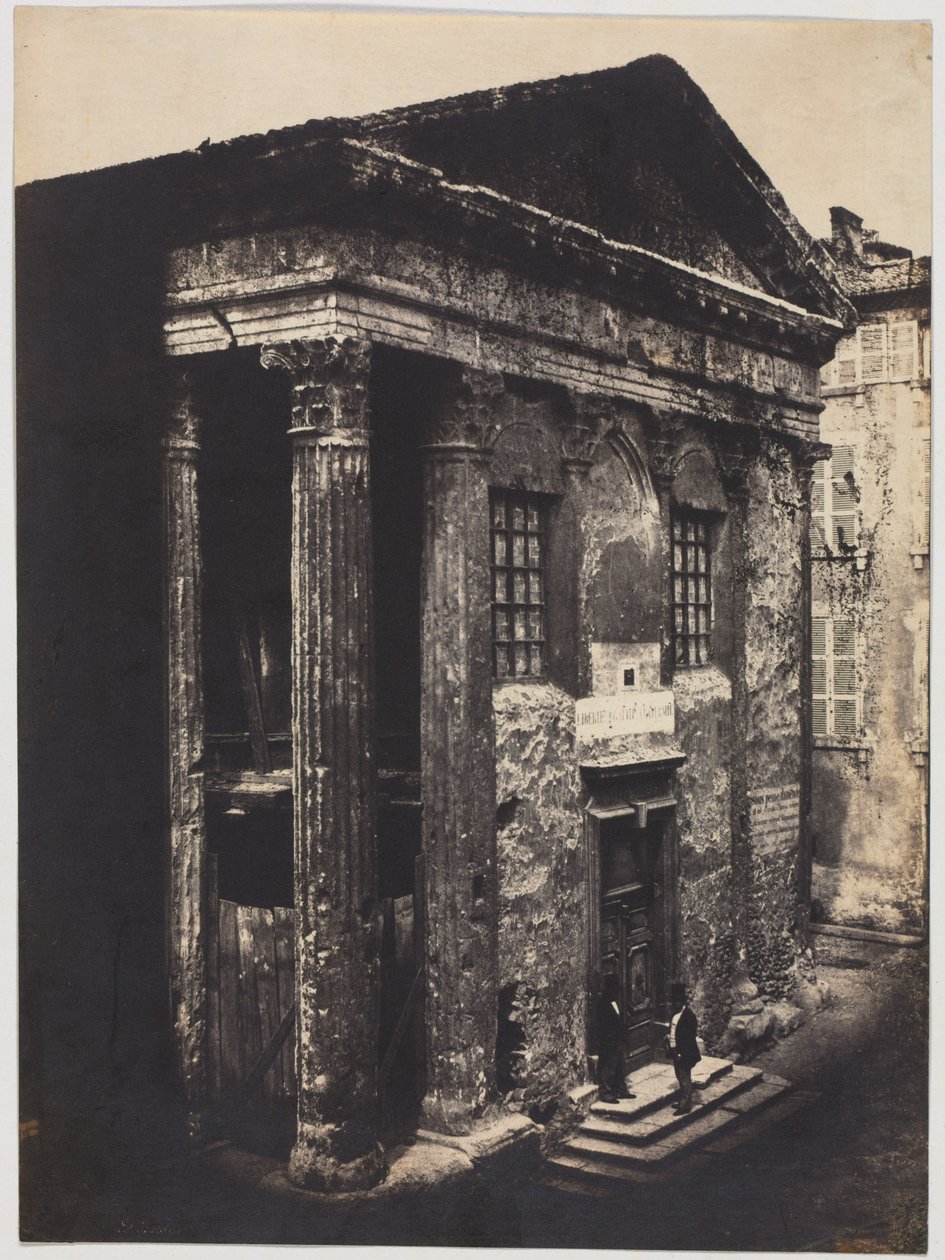 Fasade, Augustus og Livia-tempelet, Vienne, 1851. av Édouard Baldus