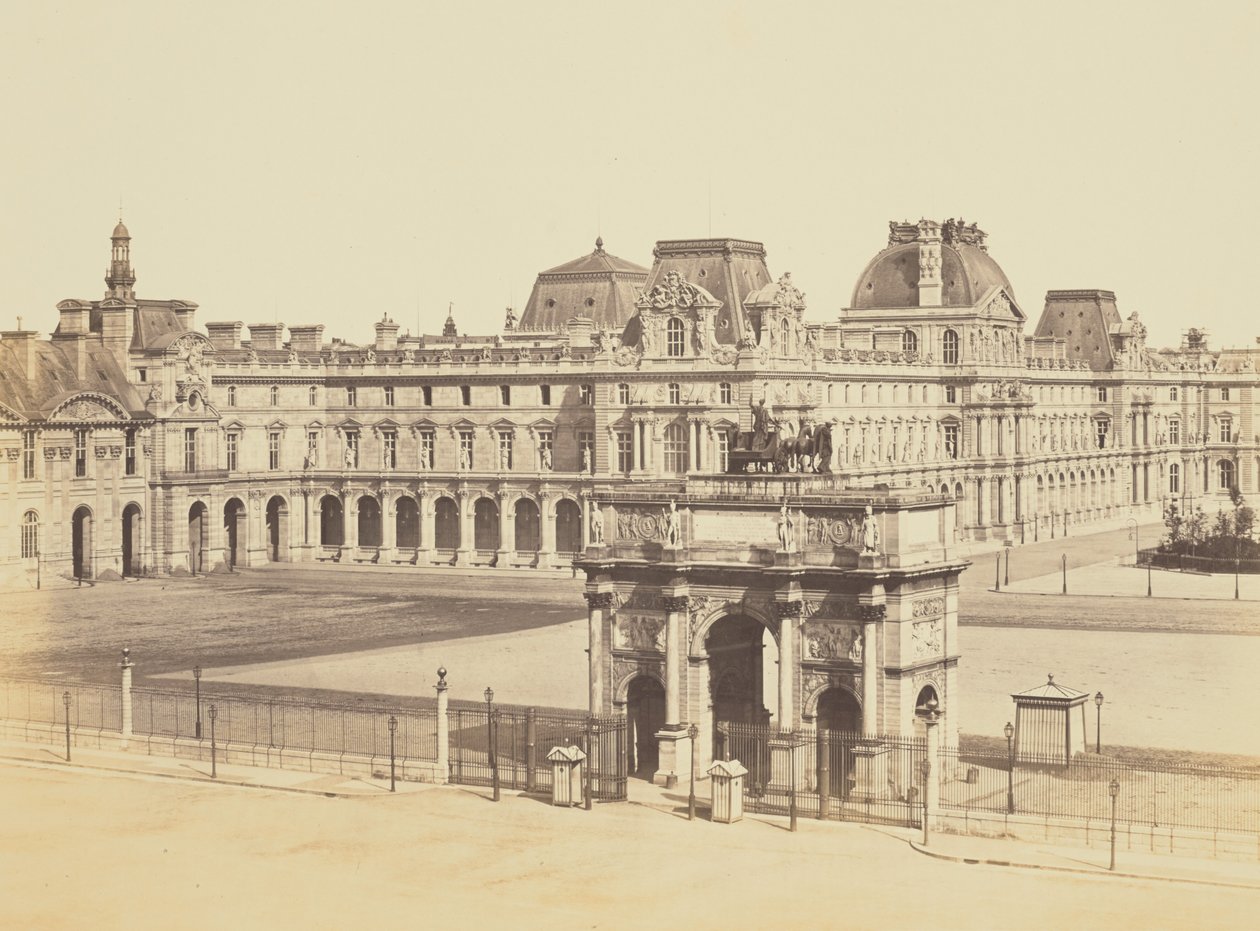 [Arc de Triomphe du Carrousel og Cour Napoléon, sett fra Tuileriene, Louvre, Paris] av Édouard Baldus