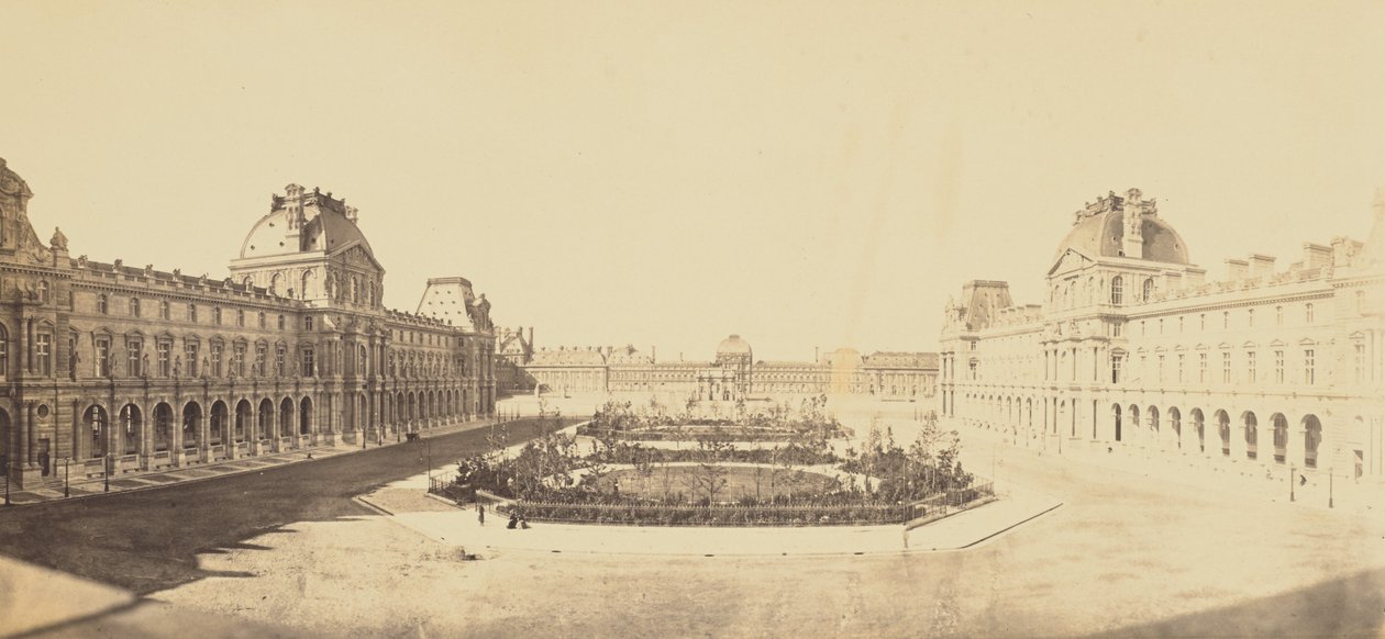 [Cour Napoléon sett mot Tuileriene, Louvre, Paris] av Édouard Baldus