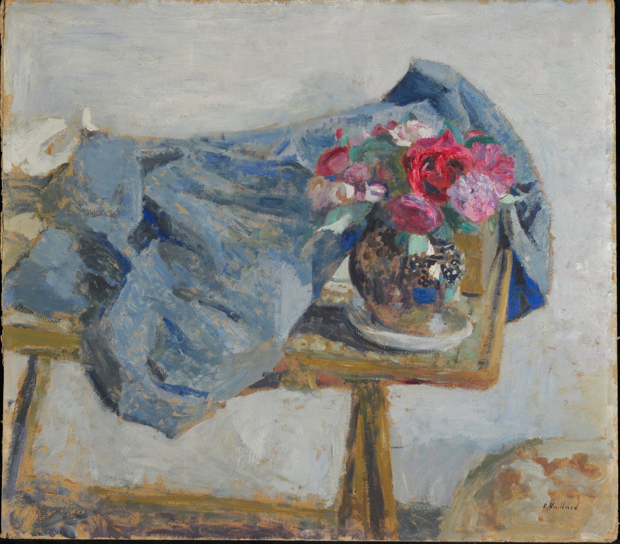 Røde roser og stoffer på et bord, 1900-1901. av Edouard Vuillard