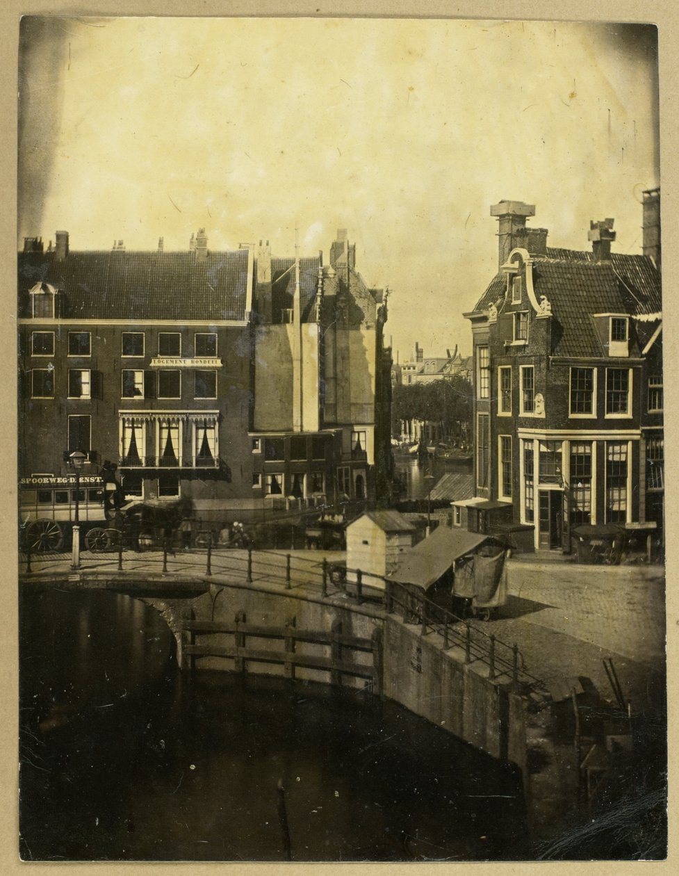 Utsikt over gjestehuset Rondeel i Amsterdam fra fotografens hus av Eduard Isaac Asser
