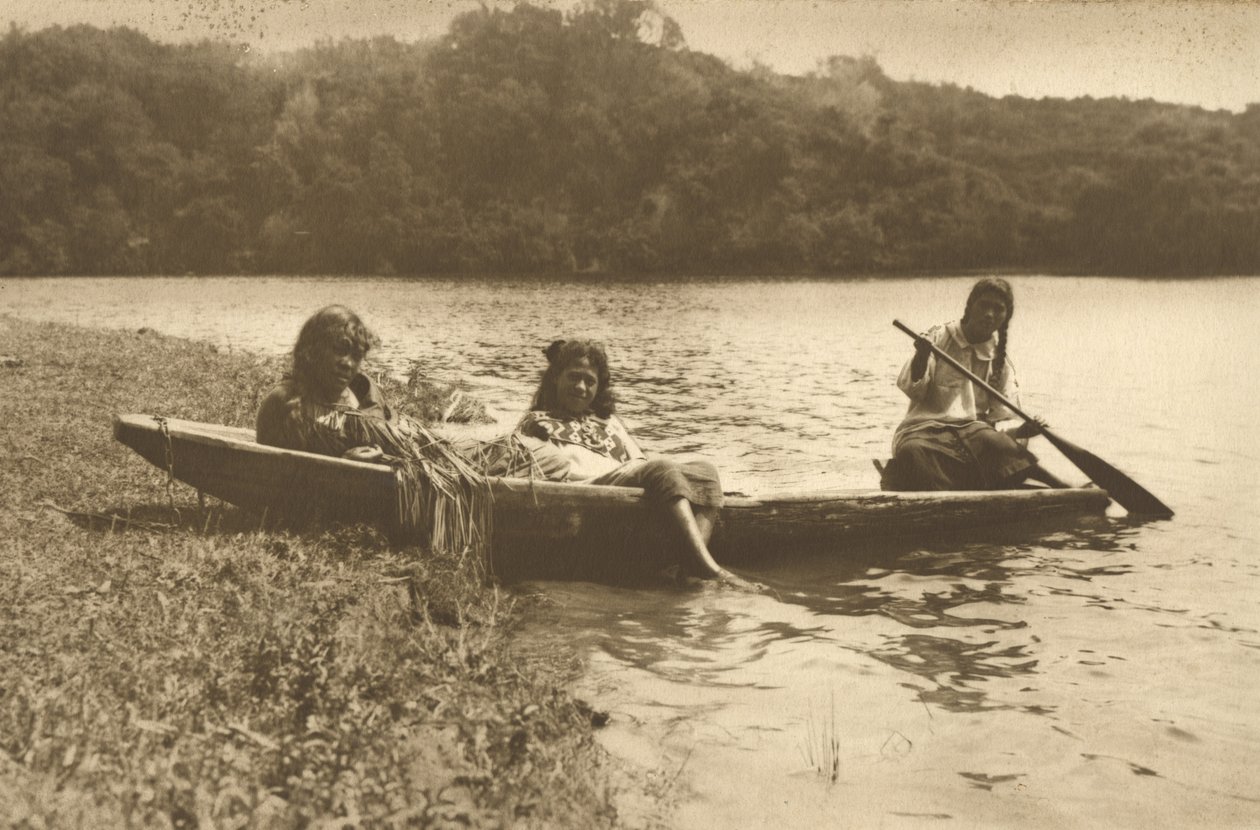 Waka, Lake Rotoiti, ca. 1915 (sølv gelatintrykk) av Edward Payton